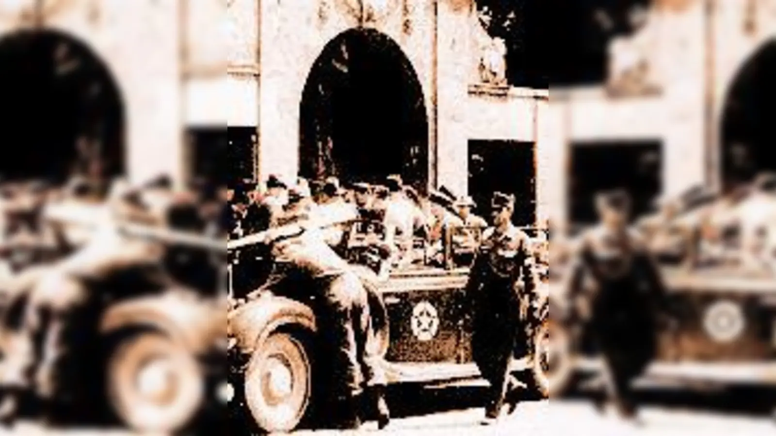 Amerikanische Militärs und Vertreter der Militärregierung trafen sich vor dem Eingang zum Bürgerbräukeller an der Rosenheimer Straße. (Foto: VA)