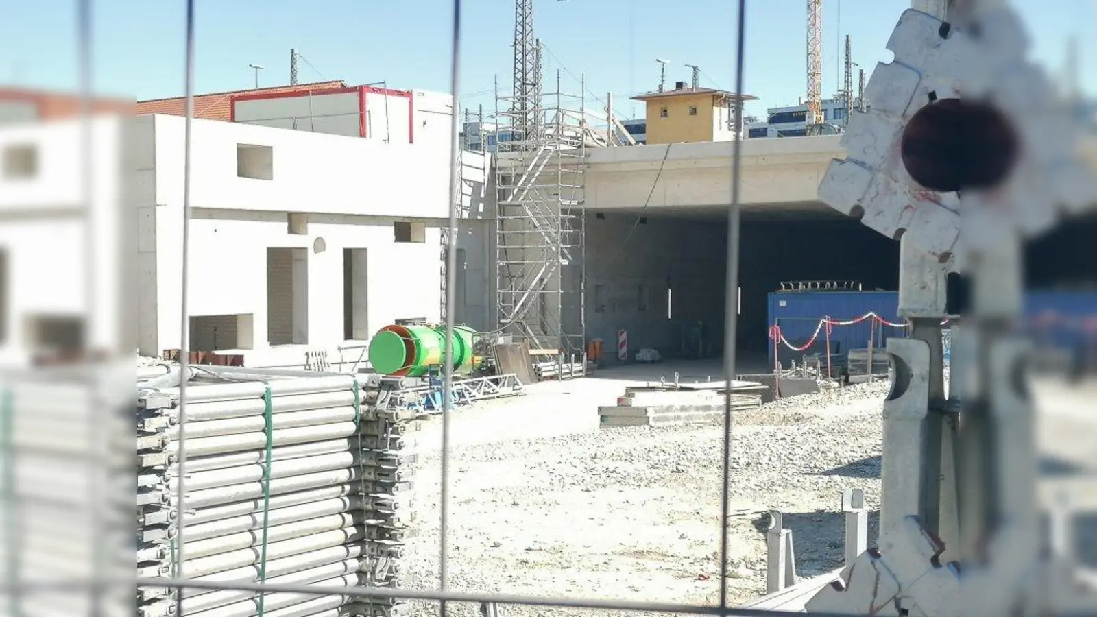 Unter der S-Bahnstrecke wird am Laimer Bahnhof die Umweltverbundröhre gebaut. Seit 1844 rollen hier regelmäßig Züge über die Unterführung. Die Umweltverbundröhre wird zwölf Metern neben der bestehenden Laimer Unterführung gebaut. Durch Rampen wird sie an den Laimer Kreisel und die Kreuzung Wotanstraße / Winfriedstraße angebunden. Neben zwei Busspuren mit jeweils 3,25 Meter Breite werden auch ein 2,50 Meter breiter Radweg und ein 3,50 Meter breiter Gehweg gebaut. (Foto: job)