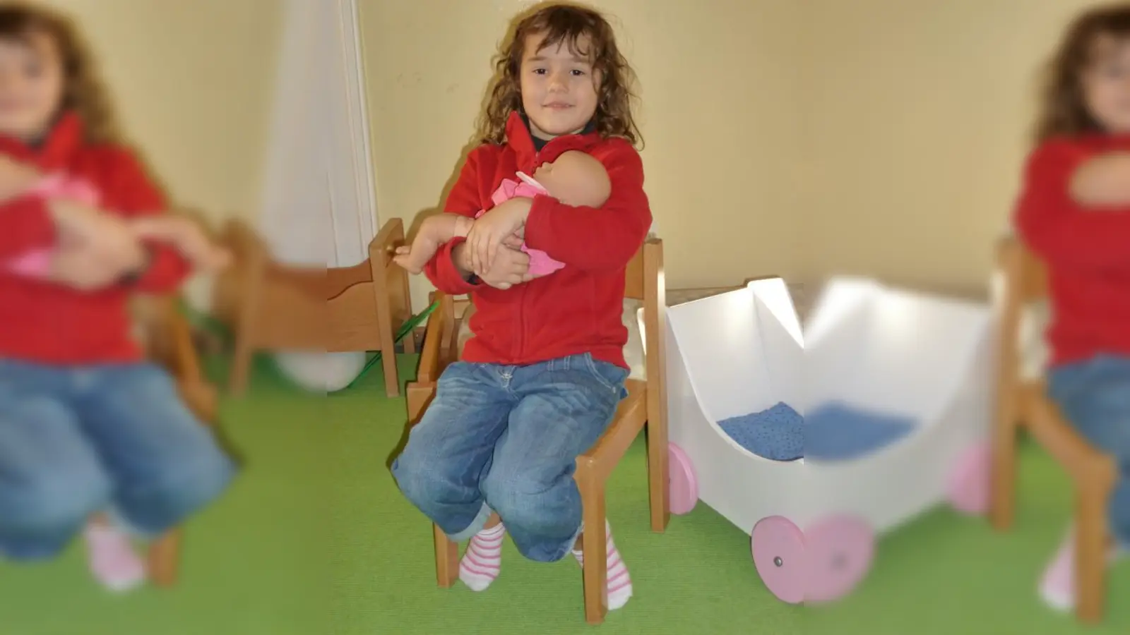 „Wenn ich groß bin, werde ich meiner Mama und meinem Papa schöne Kleider kaufen“, erzählt die fünfjährige Dakota. Und auch der Oma würde Dakota am Liebsten ein glitzerndes und funkelndes Kleid kaufen. „Ich frag sie mal, welche Lieblingsfarbe sie will. Und für den Opa irgendetwas, dass er sich als Cowboy anziehen kann.“ Aber bis Dakota sich selbst diesen Wunsch erfüllen kann, hat sie sich erst mal andere Weihnachtsgeschenke überlegt: „Letztes Jahr habe ich meiner Oma Blumen geschenkt“, erinnert sich Dakota, „aber jetzt werde ich etwas basteln.“  Obwohl vielleicht auch ein selbst gemaltes Bild in Frage kommt: „Sie freuen sich auch manchmal, wenn ich ihnen ein Bild male.“ (Foto: BK)