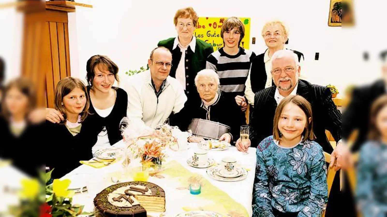 Sitzend, v. li.: Urenkel Anna und Lena, Heimleiter Peter Reitberger, Geburtstagskind Franziska Kraus, Bürgermeister Helmut Dworzak, Urenkel Lisa; dahinter, v. li.: Theresa Heil, Urenkel Martin und Tochter Barbara Peschl.   (Foto: Rammelsberger)