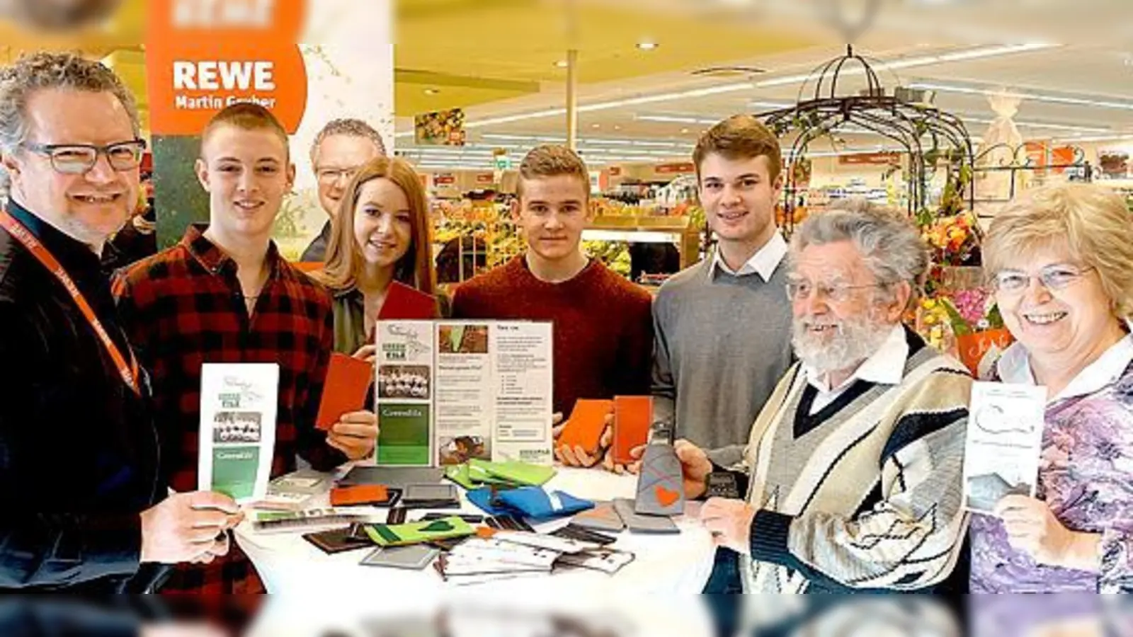 Martin Gruber (v.l.) mit Daniel Krems (Vorstand), Amelie Gross (Produktion), Anthony Sabo (Produktion), Sebastian Schechner (Verwaltung), Schatzmeister Roman Müller und Vorsitzende Doris Müller (beide vom Förderverein).	 (Foto: rewe)