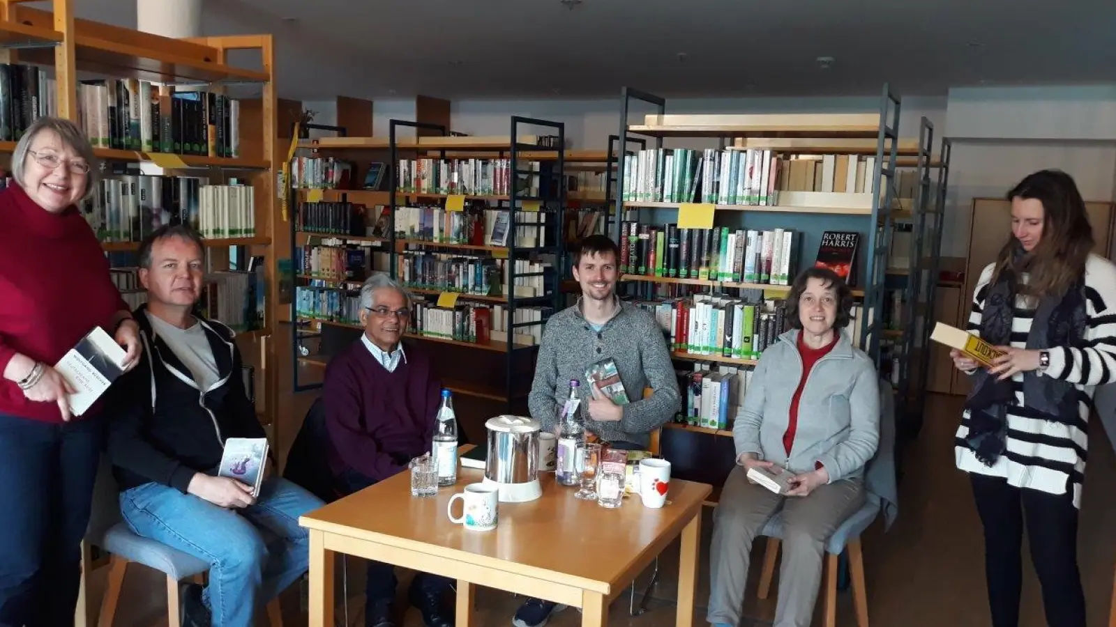 Leserunde: Bisher wurden die Bücherabende gut angenommen und es sind bereits weitere in Planung. (Foto: Bücherei)