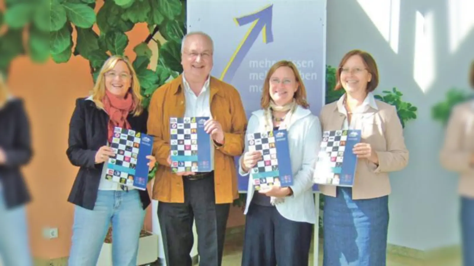 Geschafft: Die Leiter der Volkshochschulen im Hachinger Tal präsentieren das neue Programm (v. l.):  Carmen Böhlke, Anton Rottenkolber, Angelika Rettenbeck und Barbara Sporrer.  (Foto: Pietsch)
