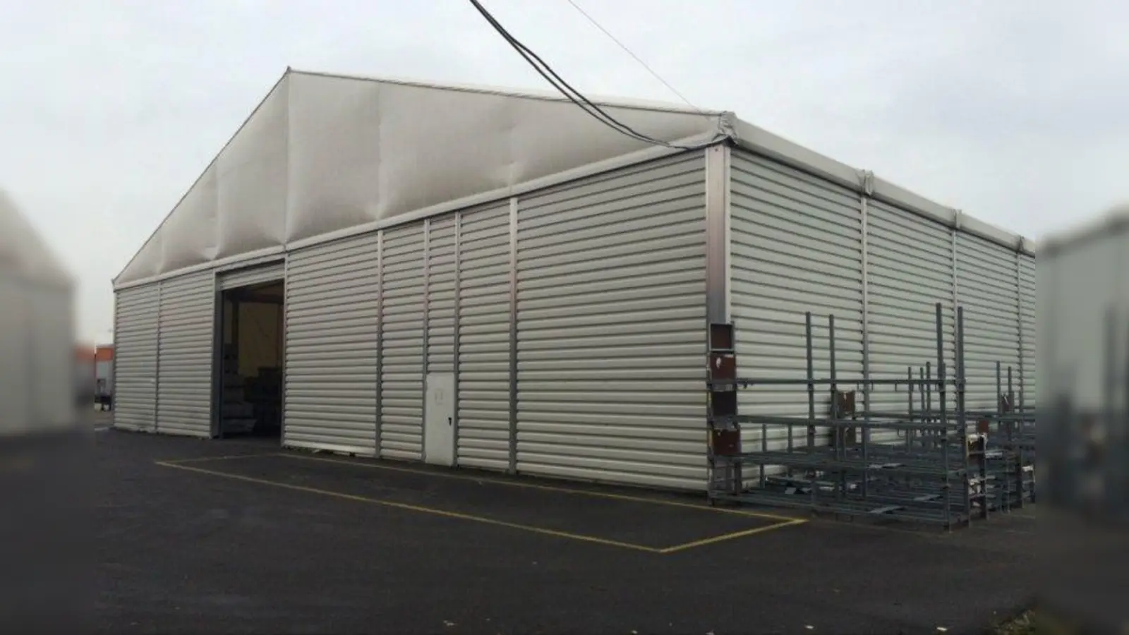 Etwa so - allerdings mit entsprechenden Türen und Fenstern - wird die Leichtbauhalle aussehen, die am Stiftsbogen aufgebaut werden soll. (Foto: LHM)