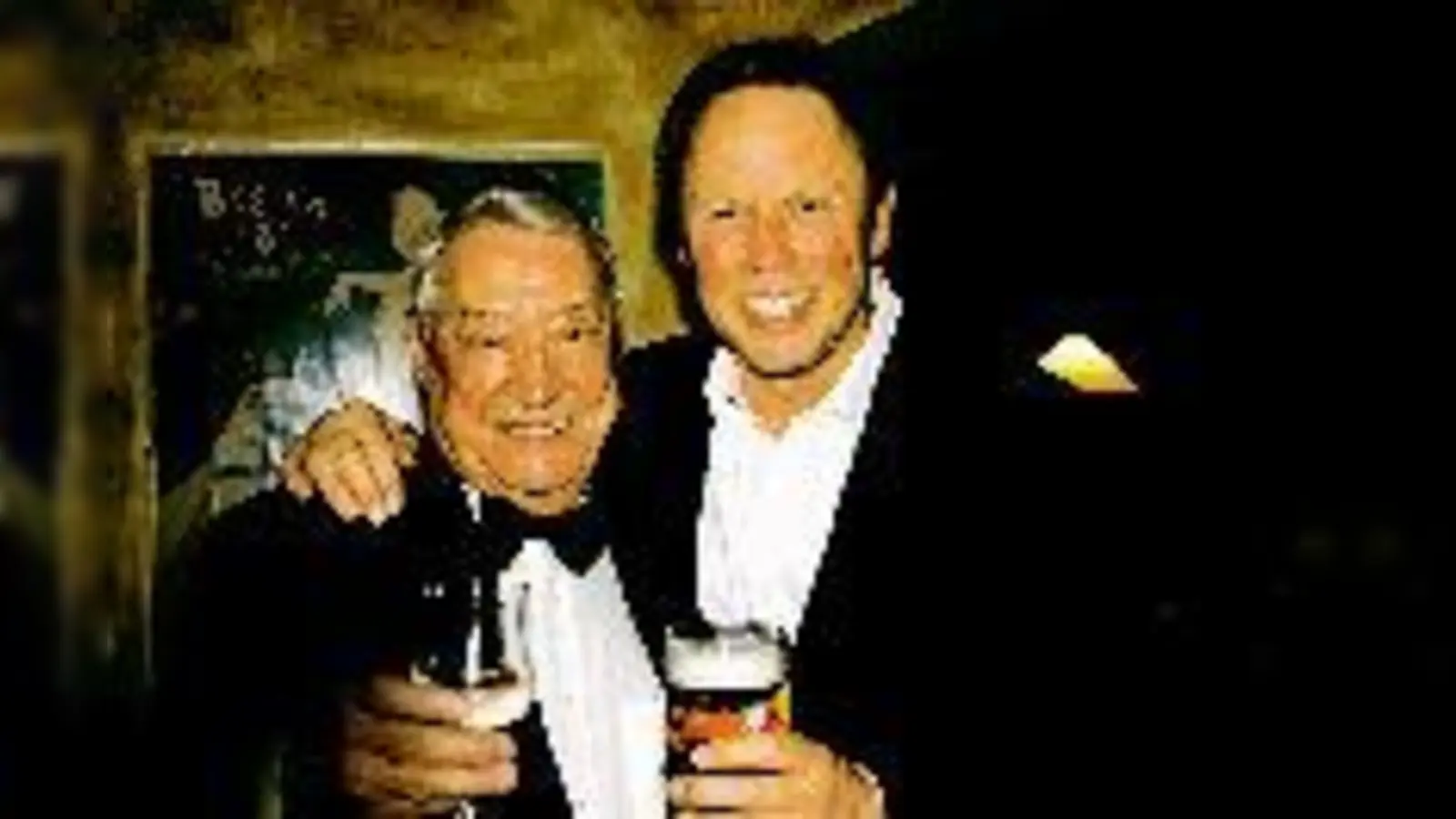 Alte Freunde: Peter Kraus und Hugo Strasser auf der Ballnacht im Deutschen Theater.	 (Foto: pa)