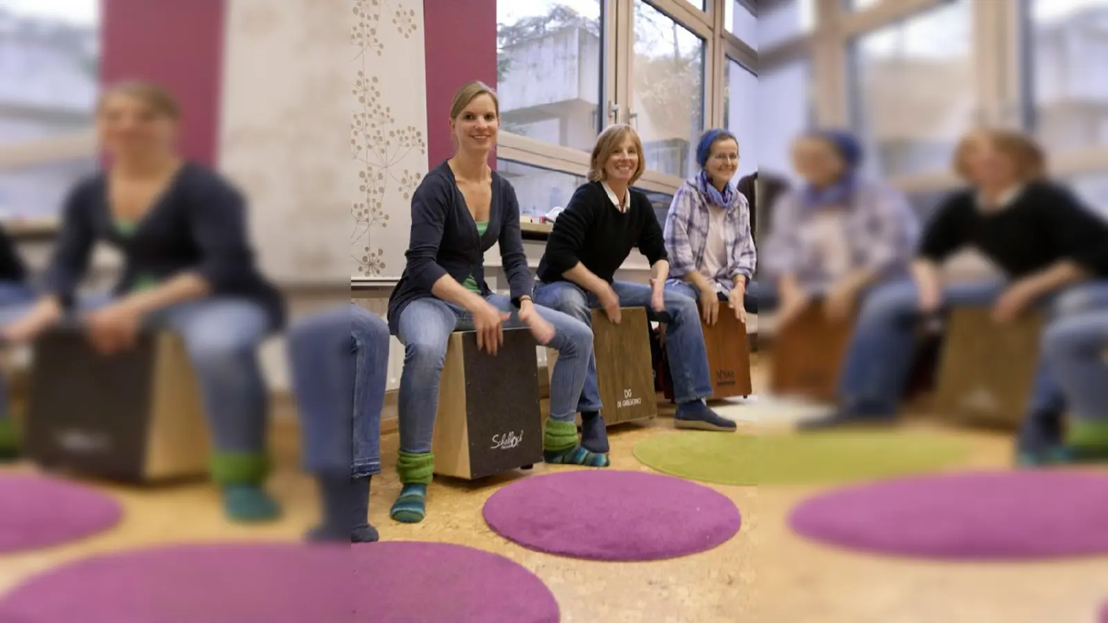 Auch ein eher ungewöhnliches Instrument - die Kistentrommel Cajon - dürfen die Besucher im Freien Musikzentrum ausprobieren.  (Foto: Denise Hoefle)