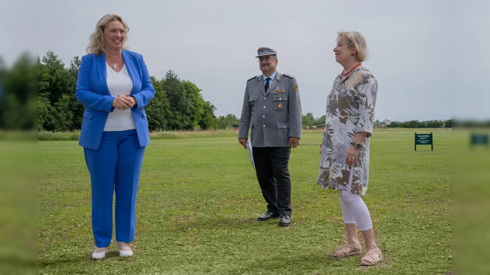 Bauministerin Kerstin Schreyer, Oberst Hans-Jürgen Neubauer und Präsidentin Prof. Merith Niehuss (v.l.n.r.) während des Rundgangs auf dem Campus der Universität der Bundeswehr München. (Foto: © Universität der Bundeswehr München / Siebold)