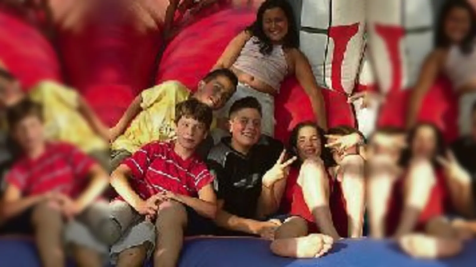 Pausenlos: In der Hüpfburg beim Schuljahresabschlussfest im »s Dülfer« kam keine Ruhe auf.  (Foto: VA)