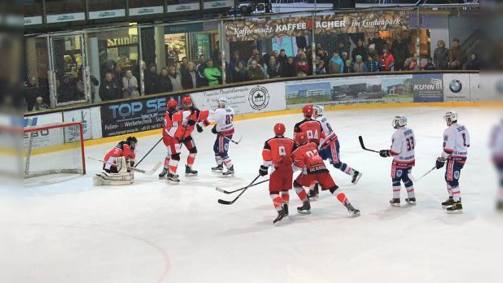 Eine Spielszene aus der Bezirksliga-Finalserie zwischen dem EHC Klostersee und der SG Lindenberg/Lindau. Beide Teams  hatten mit der Qualifikation für das Endspiel bereits den Aufstieg in die Landesliga 2017/18 in der Tasche.	 (Foto: smg)