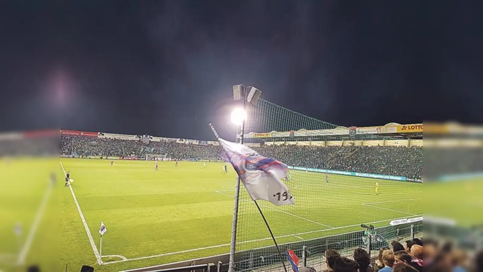 So was hat man lange nicht gesehen: Zum Derby gegen 1860 war der Unterhachinger Sportpark ausverkauft.	 (Foto: bs)