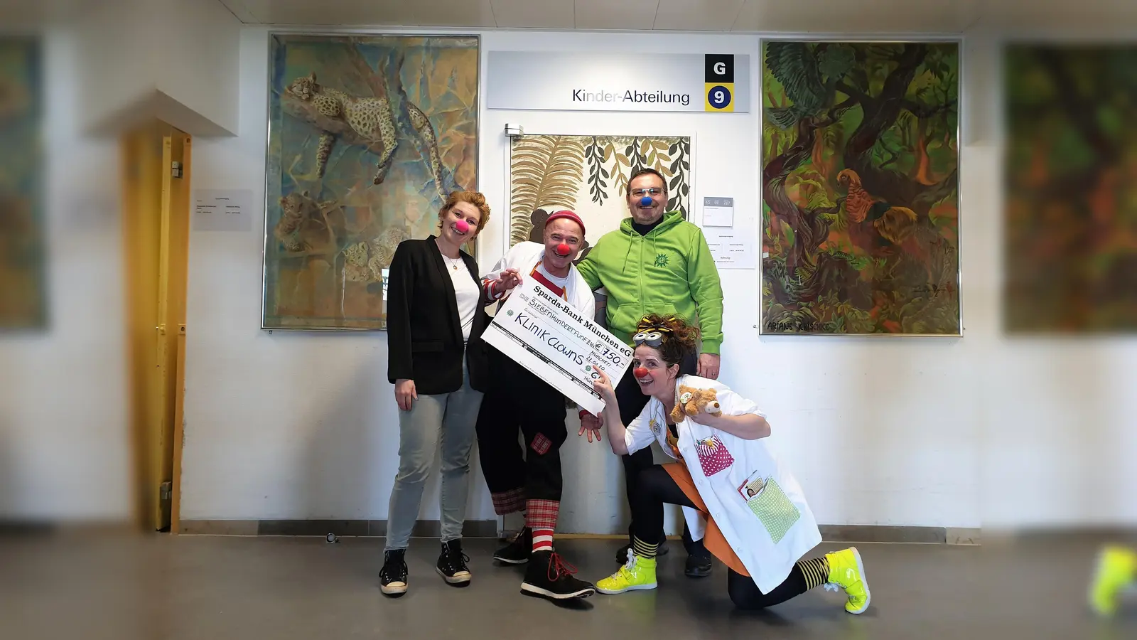 Die KlinikClowns „Prof. Lupino“ und „Frau Dr. Pomodoro“ freuten sich über die Weihnachtsspende der GdP München Ost, die ihnen beiden Vorsitzenden Stefanie Tschyschewsky und Christian Stern vor der Kinderkardiologie im Klinikum Großhadern überreichten. (Foto: Stefan Rogge)