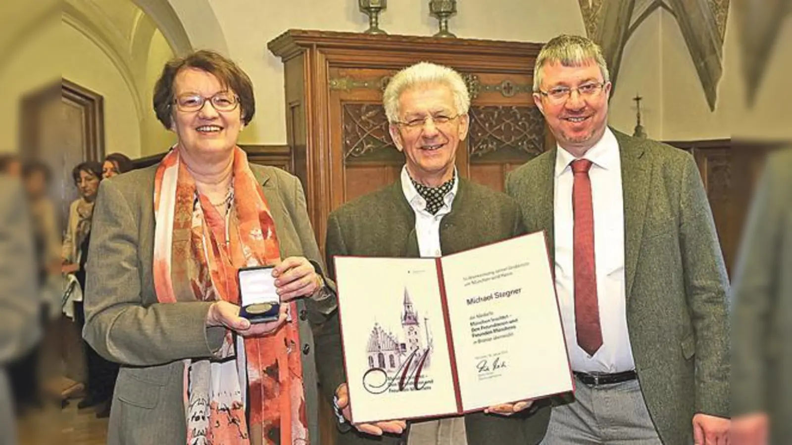 v. li.: Christine Strobl (3. Bürgermeisterin, SPD), Michael Stegner (1. Vorsitzender des WiaC Vereins), Christian Müller, SPD-Stadtrat bei der Preisverleihung. (Foto: Verein)