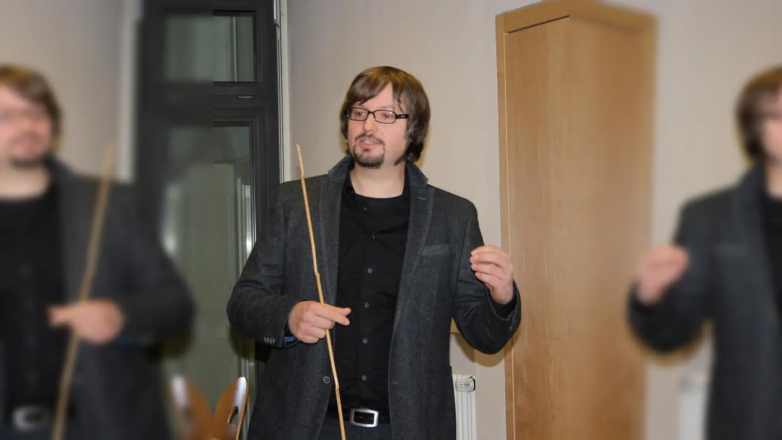 Architekt Michael Welter erläuterte den Mitgliedern des Bezirksausschusses wie Tassilo- und Schwester-Eubulina-Platz nach der Umgestaltung aussehen sollen. 	 (Foto: js)