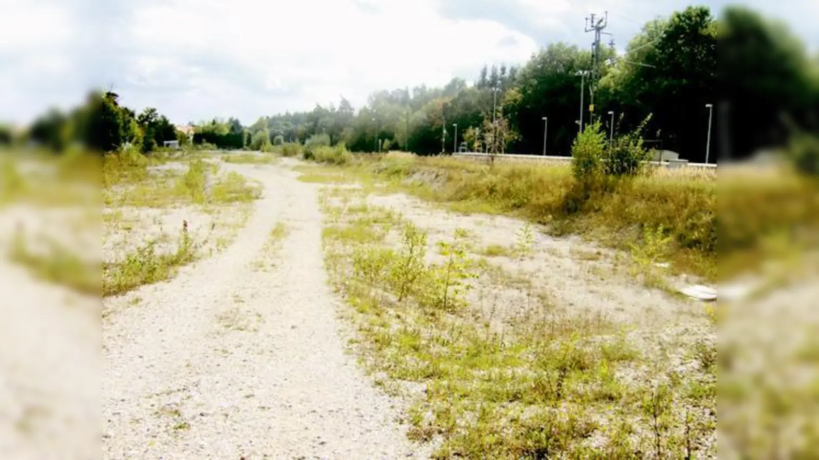Auf dieser Brachfläche neben den Bahngleisen, könnte das neue Ortszentrum Neubibergs entstehen.  (Foto: Pietsch)