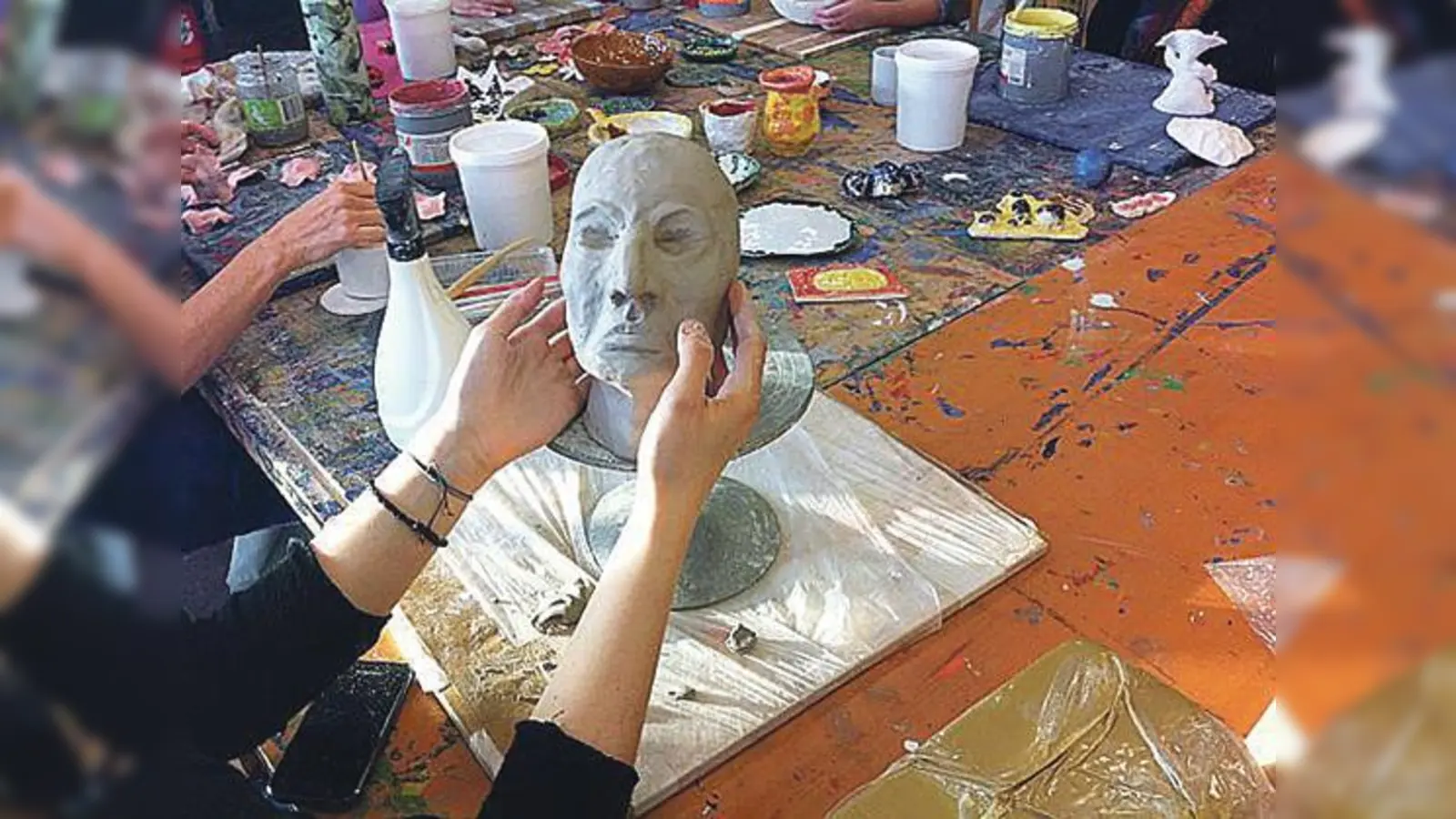 In der Töpferwerkstatt des Echo e.V. im Quax der Kreativität freien Lauf lassen	 (Foto: VA)