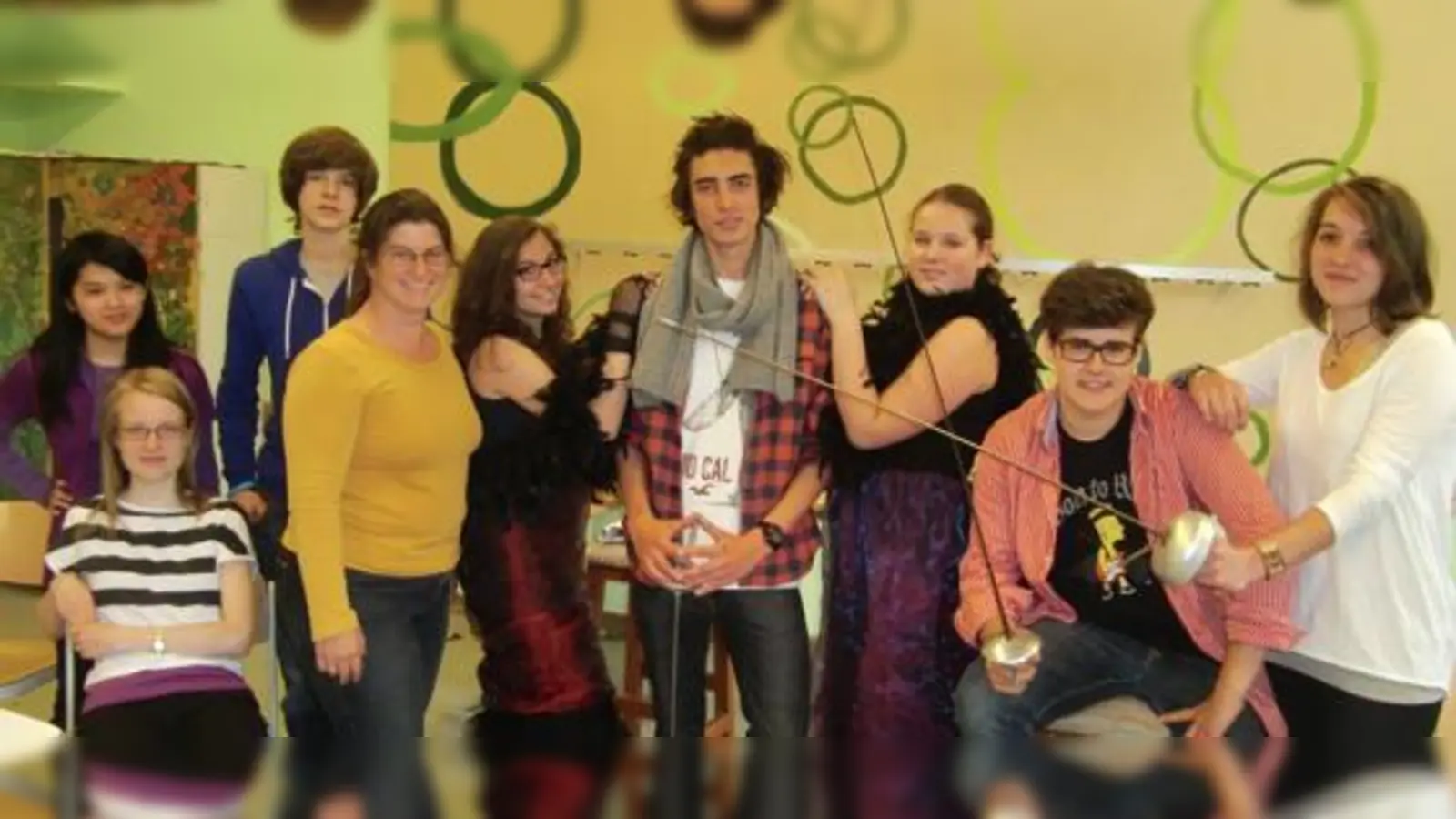 Studienrätin Monika Ptacek vom Wilhelm-Hausenstein-Gymnasium (im gelben Pulli) mit einem Teil der jugendlichen Theatergruppe. 			 (Foto: ikb)