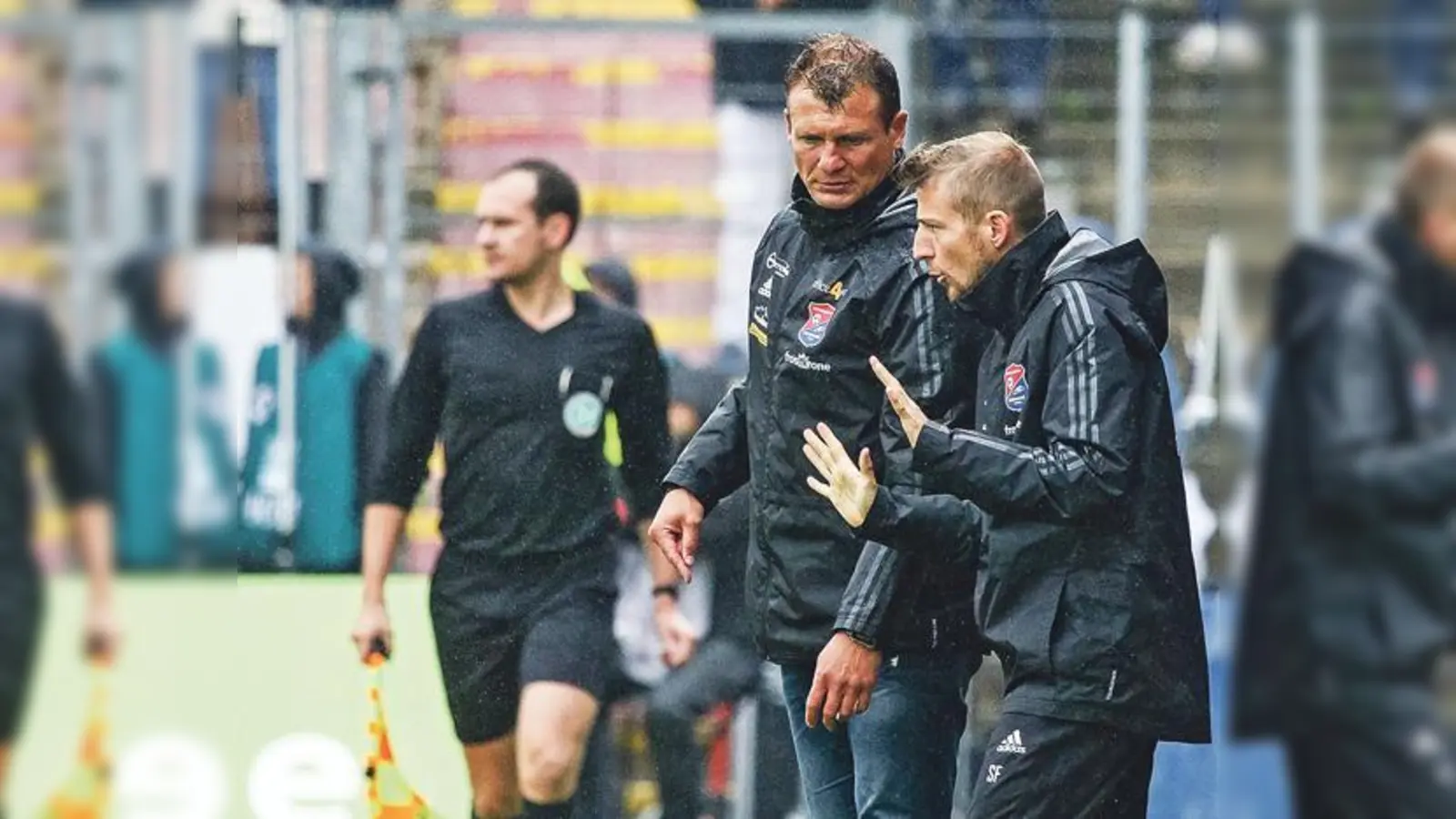 Claus Schromm (links) konnte mit der Leistung seiner Mannschaft in Rostock nicht zufrieden sein. Haching kassierte die erste Auswärtsniederlage der Saison.	 (Foto: Christian Riedel)
