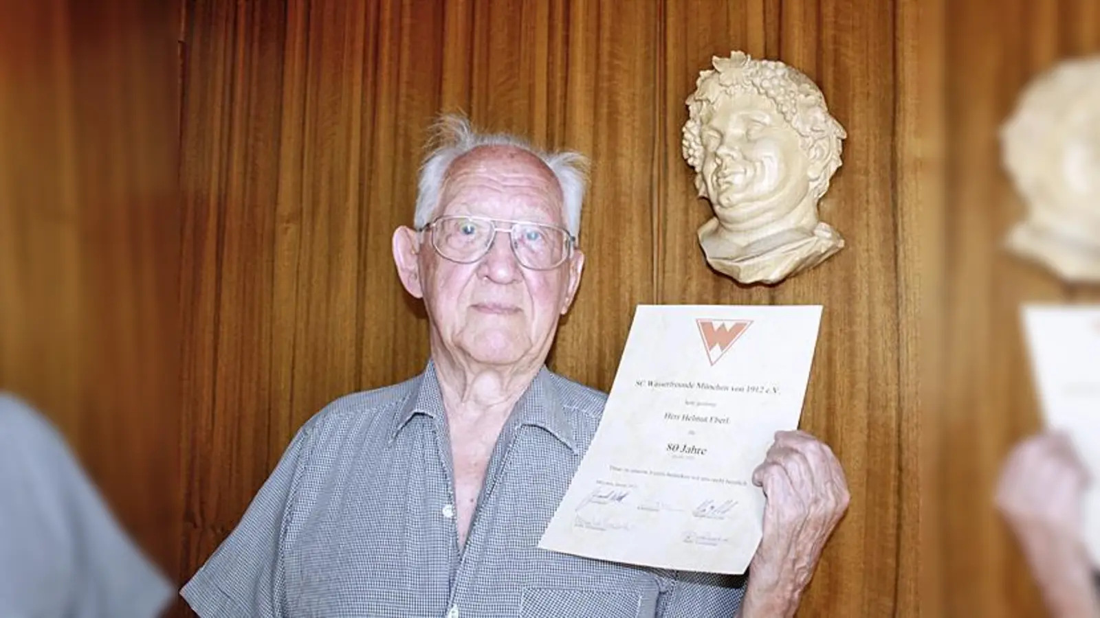 Zu seiner 80-jährigen Mitgliedschaft erhielt Helmut Eberl heuer vom Verein, der 2012 sein 100-jähriges Jubiläum feiern kann, eine Ehrenurkunde. Das Müllersche Volksbad spielt in den Annalen des Vereins eine besondere Rolle.	 (Foto: js, Atelier Stigloher)