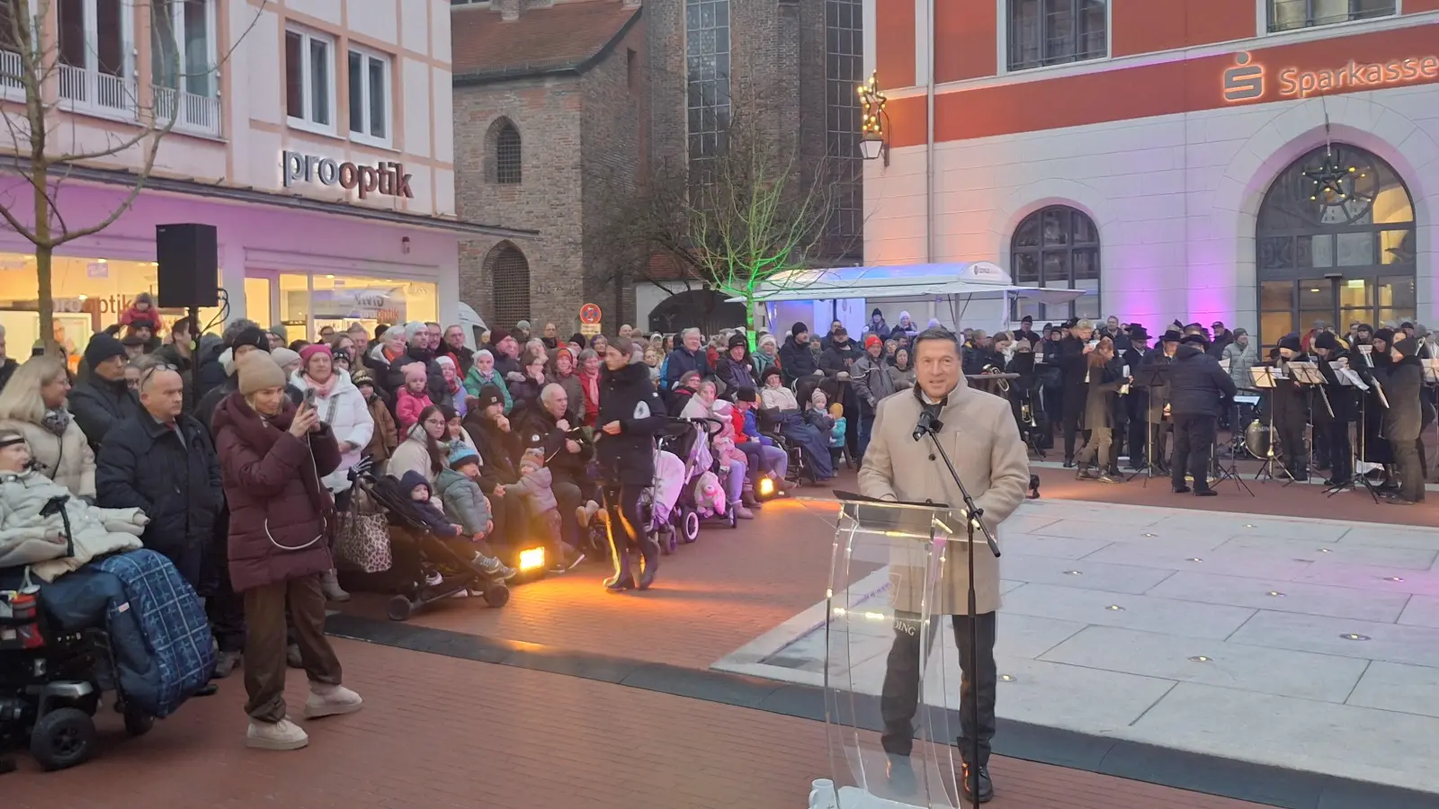 Mehrere Hundert Leute kamen zur feierlichen Eröffnung des Platzes an der Friedrich-Fischer Straße. (Foto: chö)