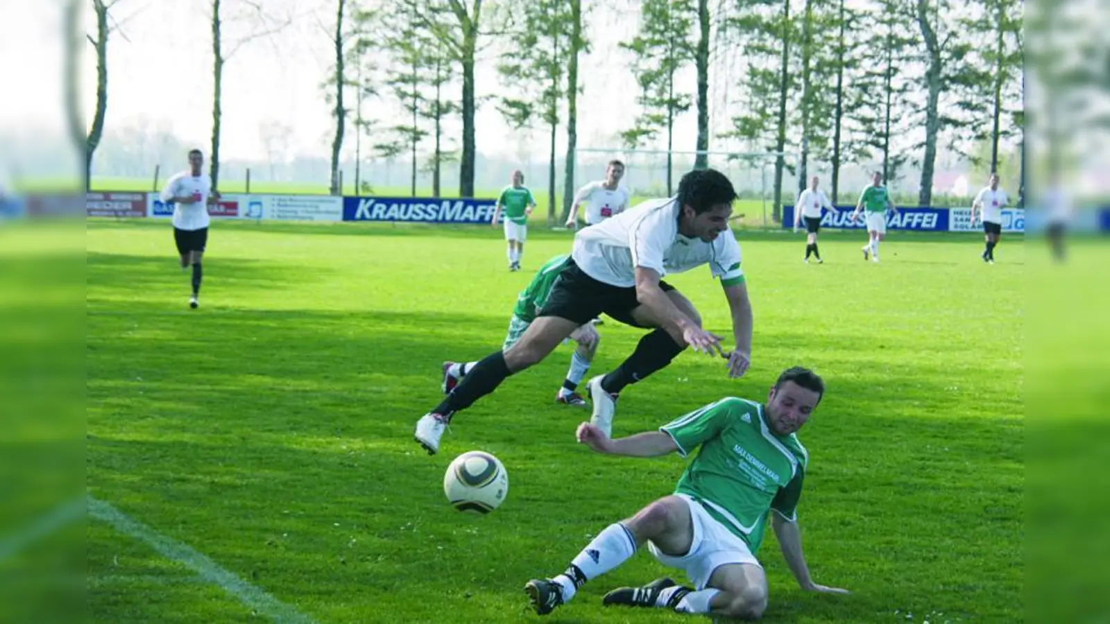 Allach Florian Krimmer im Zweikampf. (Foto: pi)