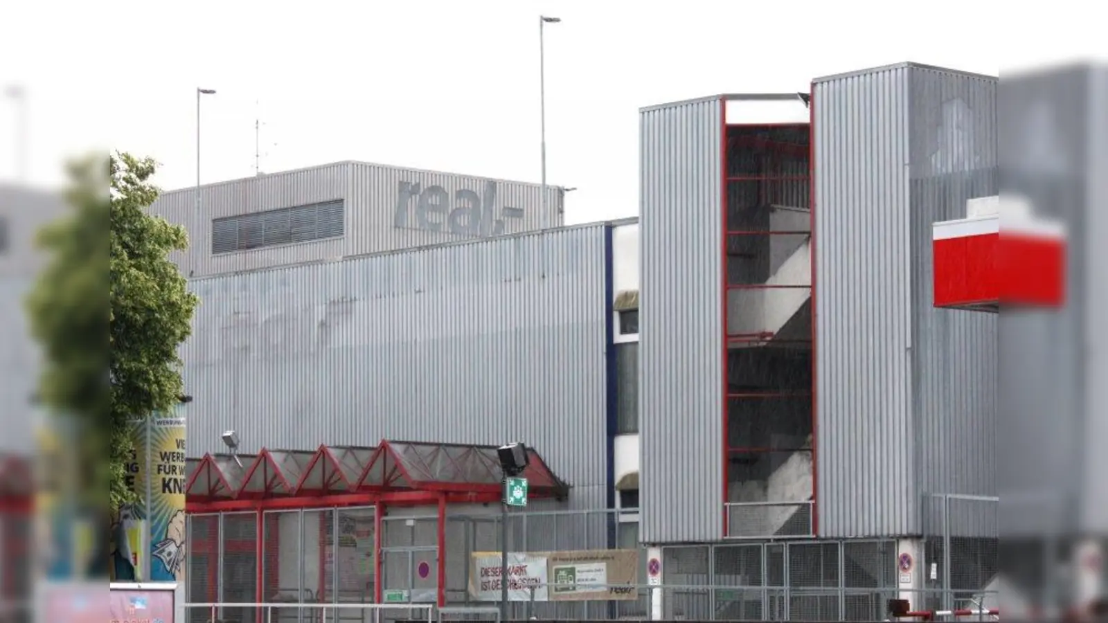 Nich schön: der ehemalige Realmarkt an der Boschetsrieder Straße. Nun gibt es eine Bauvoranfrage. (Foto: job)