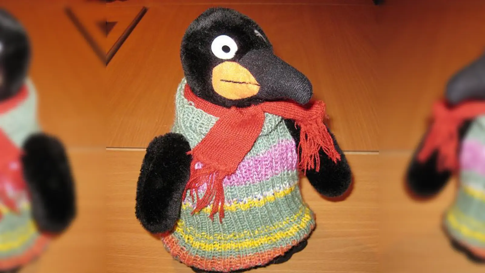 Haarer stricken kleine Mini-Pinguin-Pullover für ein Pinguin-Rehabilitationszentrum.  (Foto: Privat)