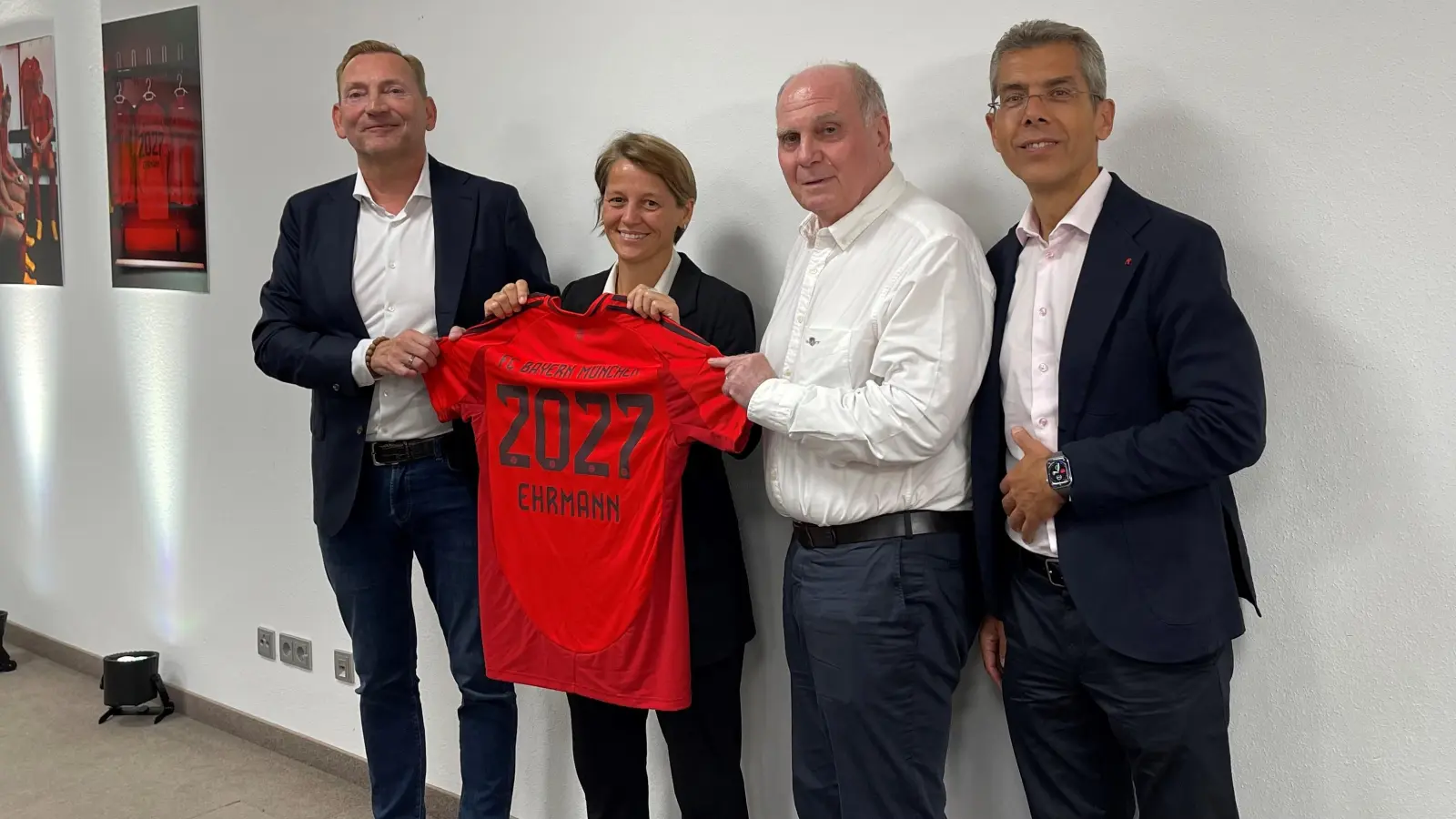 Gaben gemeinsam die neue Partnerschaft bekannt: (v.l.) Christian Ehrmann (Ehrmann GmbH), Sportdirektorin Bianca Rech, FCB-Ehrenpräsident Uli Hoeneß und Michael Diederich (stellv. Vorstandsvorsitzender FCB).  (Foto: hw)