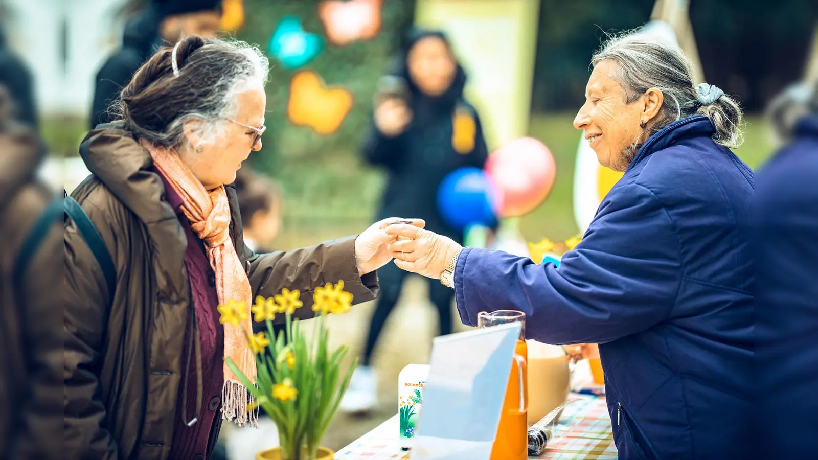 Begegnungen mit netten Mitmenschen erfreuen die Teilnehmer der Osterhasenjagd ebenso wie das Spiel und Rätselvergnügen auf dem Weg zur Schokofigur.  (F.: Die gute Stube e.V.)