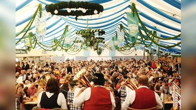Bayerisches Brauchtum wird bei der Ayinger Bräu-Kirta zelebriert. Ein buntes Programm erwartet die Besucher.  (Foto: Simon Koy)