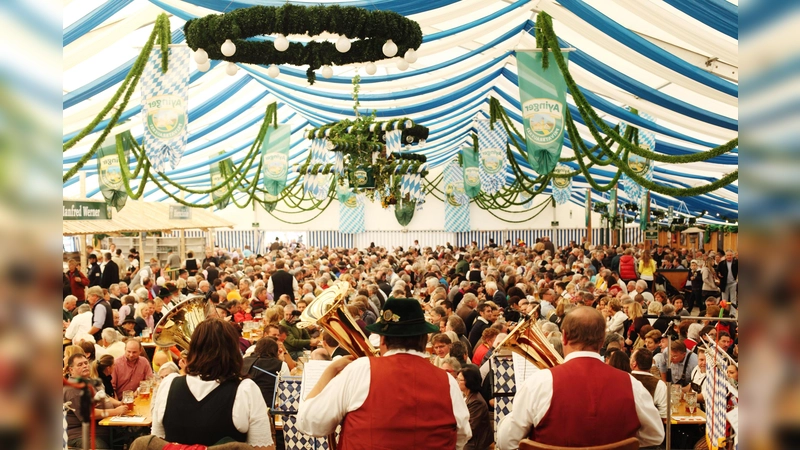 Bayerisches Brauchtum wird bei der Ayinger Bräu-Kirta zelebriert. Ein buntes Programm erwartet die Besucher.  (Foto: Simon Koy)