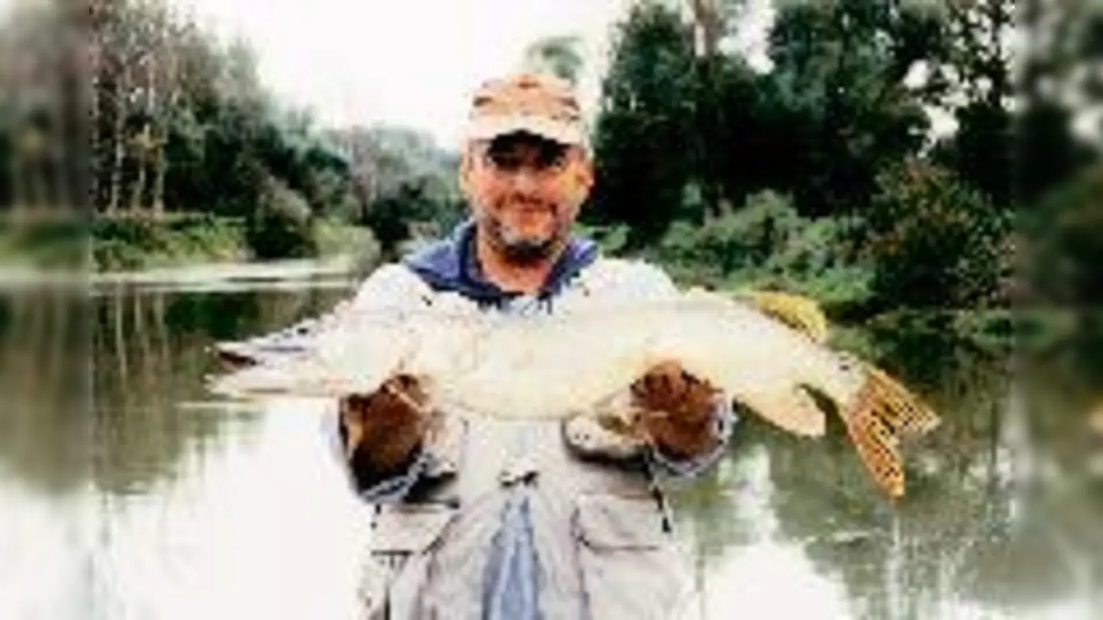 Nicht schlecht, Herr  (Foto: Helmut Oppelt (41) zeigt ein Prachtexemplar. In der Regel fischt der Angler und Tierliebhaber jedoch ohne Widerhaken. Er setzt die Fische meist wieder ins Wasser zurück.)