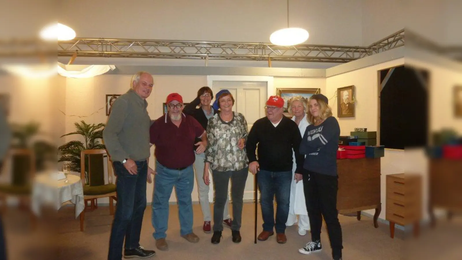 Die Rapper vom Altenheim feiern Ludwig Schwitters 80. Geburtstag (von links): Michael Schiffers, Alex Vielberth, Jeanette Bolmer, Ulli Sibig, Elmar Vielberth, Ingrid Gallasch und Isabelle Kreusch. (Foto: Franz Saller)