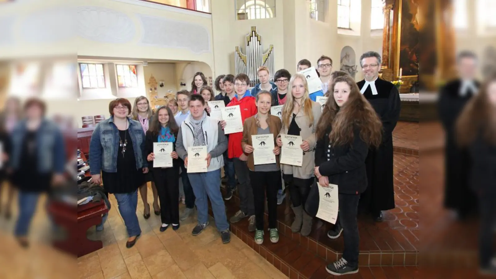 „Wahnisinnig viel gelernt.” Pfarrer Hans-Martin Köbler (r.) und Diakonin Nadja Wolf (l.) gratulieren den 15 Jugendliche des diesjährigen Kompetenztrainings. (Foto: US)