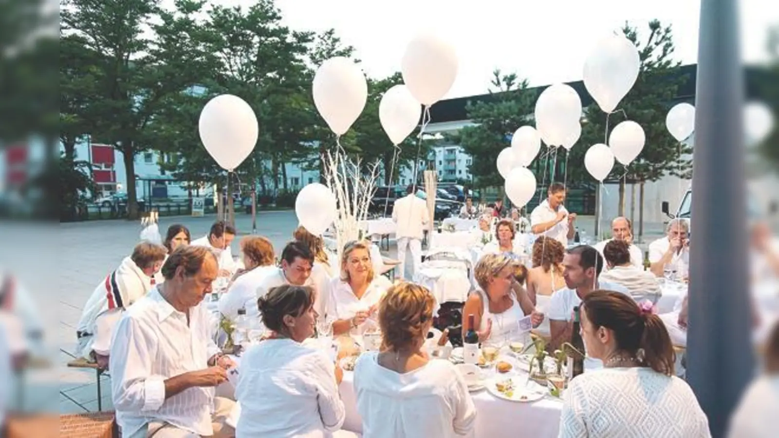 »Weiße Nacht« im Hasenbergl. Picknick im öffentlichen Raum.	 (Foto: Thomas Schächtl)