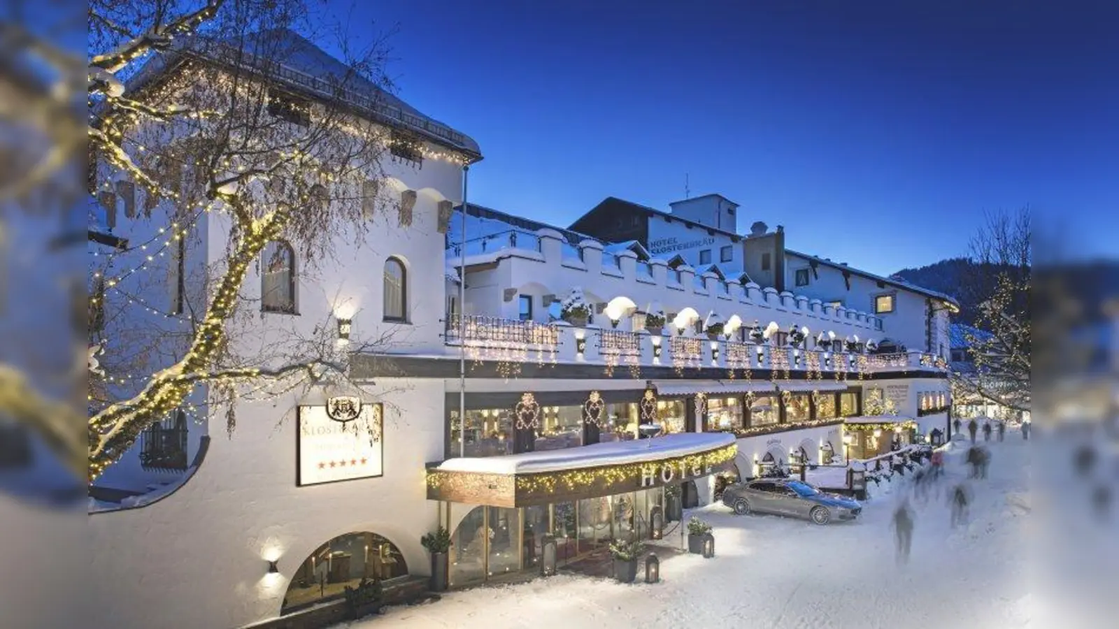 Ob drinnen oder draußen — Das hell erleuchtete Hotelgebäude lädt zum spazieren gehen, zum traditionellen Weihnachtsmarkt vor der Tür oder einfach zum Kuscheln auf dem Zimmer ein. (Foto: Hotel Klosterbräu***** & SPA)