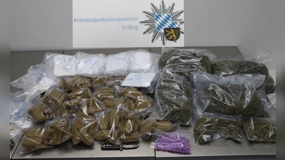 Die beschlagnahmten Betäubungsmittel haben einen Gesamtwert von 240.000 Euro. Die Tatverdächtigen sind in Untersuchungshaft. (Foto: Polizeipräsidium Oberbayern Nord)