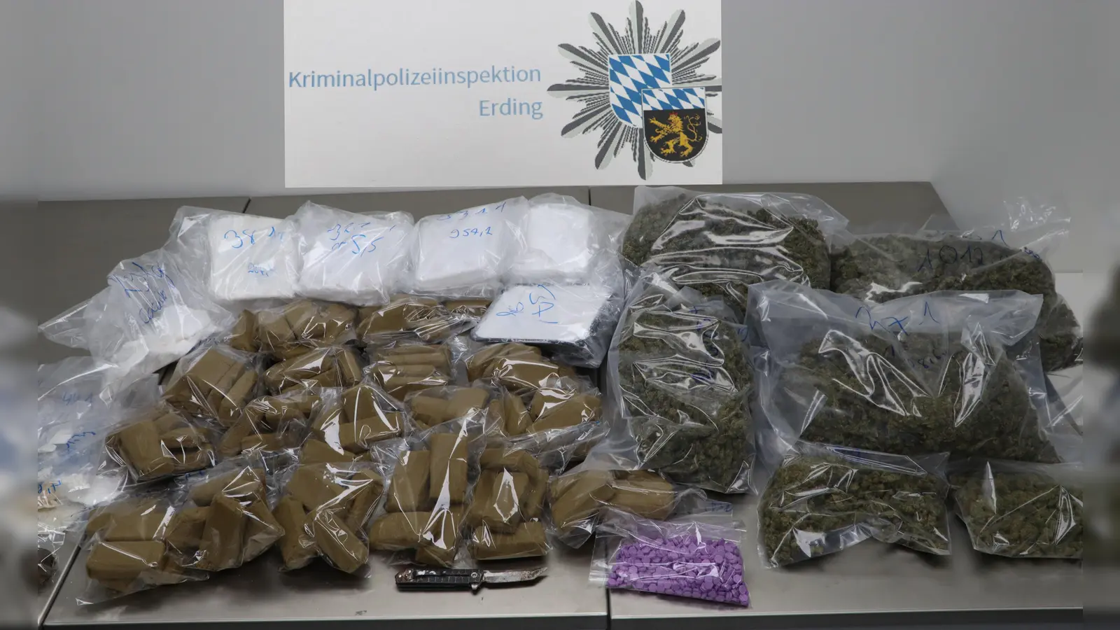 Die beschlagnahmten Betäubungsmittel haben einen Gesamtwert von 240.000 Euro. Die Tatverdächtigen sind in Untersuchungshaft. (Foto: Polizeipräsidium Oberbayern Nord)