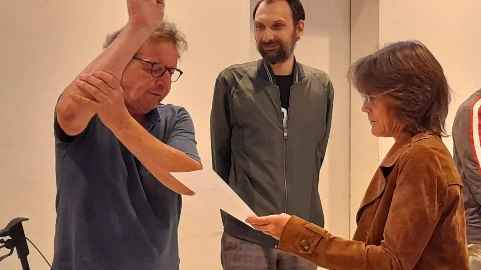 Frank Rehberg (links im Bild) wurde jüngst als Mitglied für den Bezirksausschuss Schwanthalerhöhe vereidigt und übernimmt fortan einen der 17 Sitze im Gremium.  (Foto: Beatrix Köber)