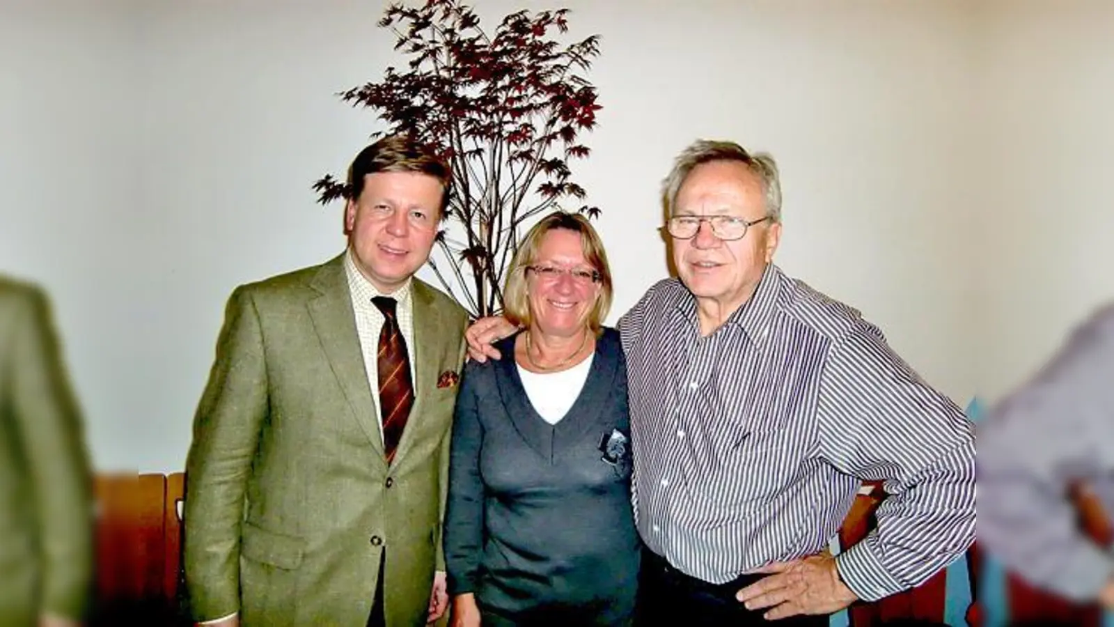 Angelika Pilz-Strasser und Robert Brannekämper (li.) schenkten Hans Brendel zum Abschied ein herbstlich gefärbtes Bäumchen. 	 (Foto: ikb)