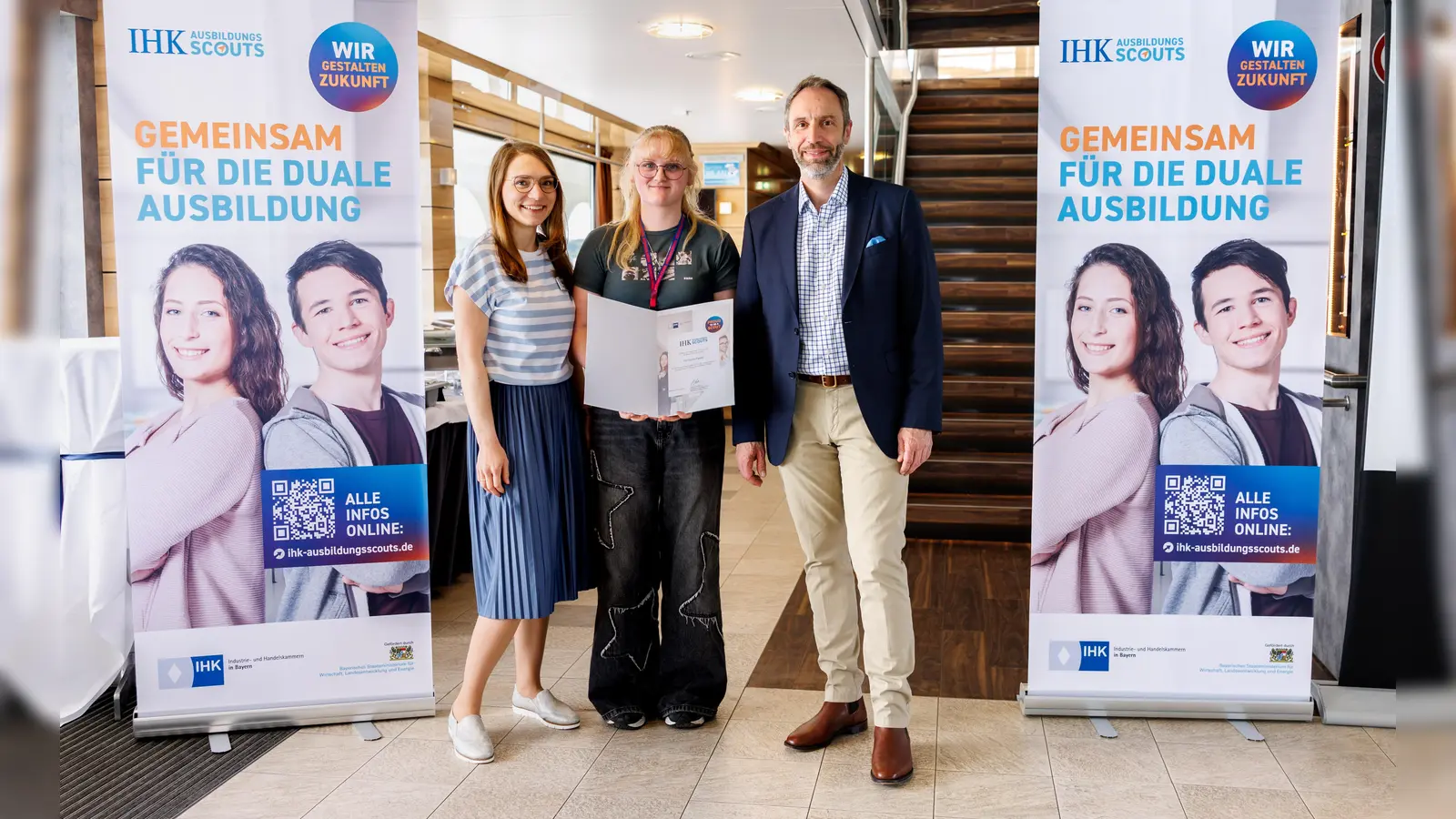 Pia Renner-Paxián (Mitte) bei ihrer Ehrung für ihren Einsatz als IHK-AusbilungsScout mit Marie Kostner und Florian Kaiser von der IHK.  (Foto: Foto: Matthias Balk/IHK für München und Oberbayern)
