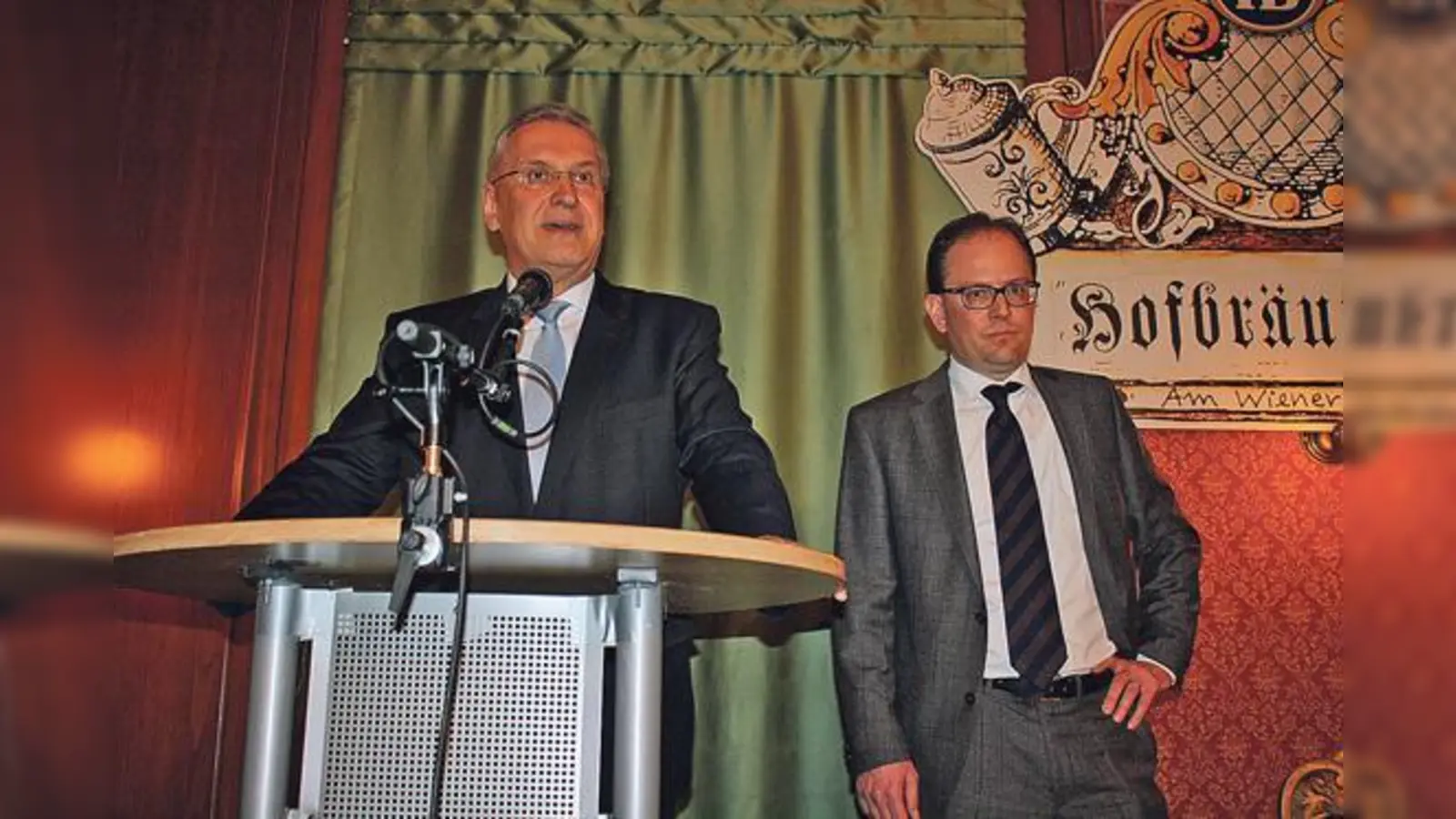 Innenminister Joachim Herrmann (links) und der Münchner CSU-Fraktionschef Manuel Pretzl ließen die Bürger abstimmen, ob die Versammlung abgebrochen werden soll.	 (Foto: js)