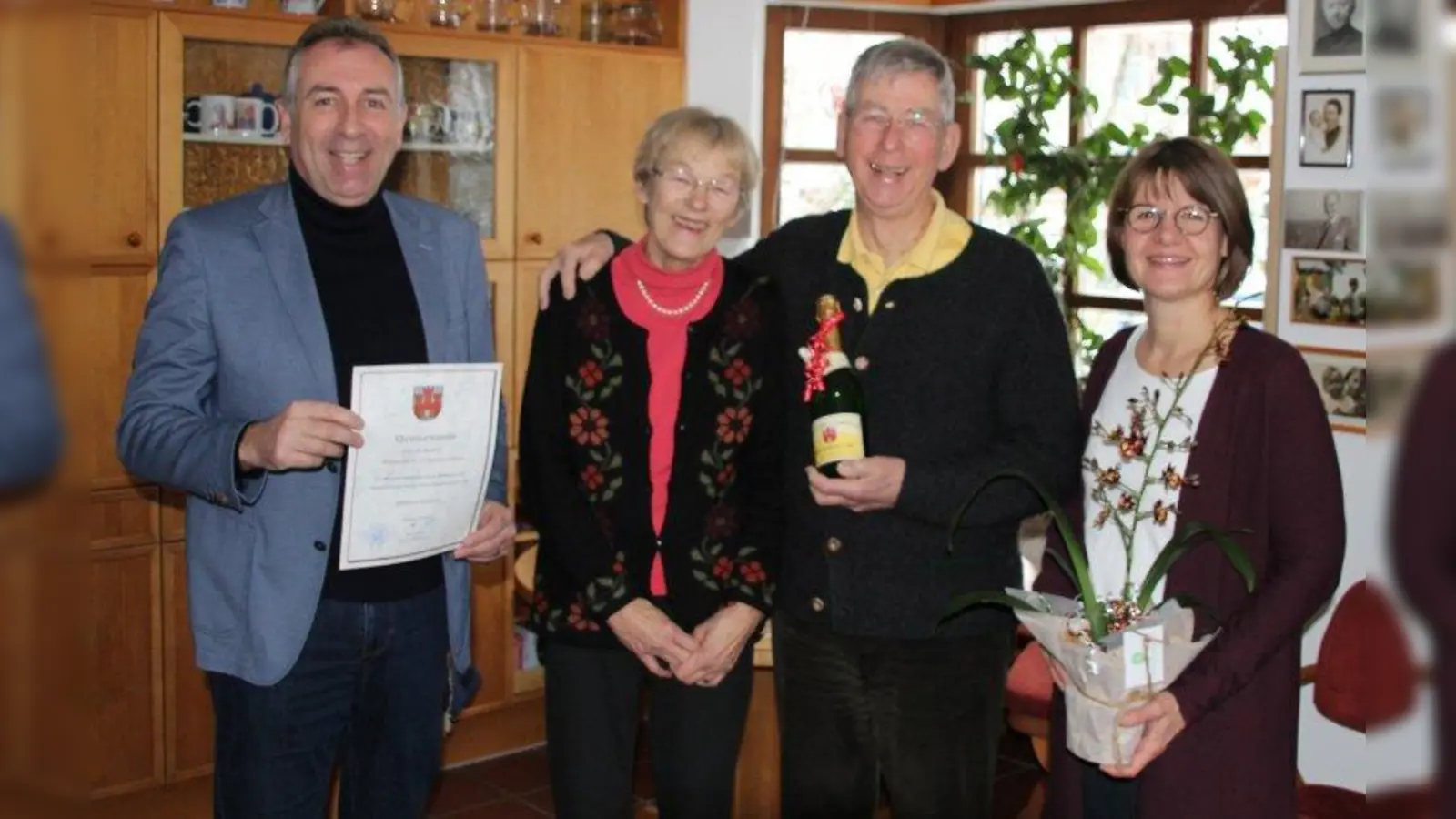 Sie würden auch heute wieder &amp;quot;Ja&amp;quot; sagen: Das Ehepaar Wiltrut und Ulf Knabe (Mitte) feierte Goldenen Hochzeit. Bürgermeister Markus Loth und die BfW-Vorsitzende Brigitte Holeczek gratulierten. (Foto: mka)