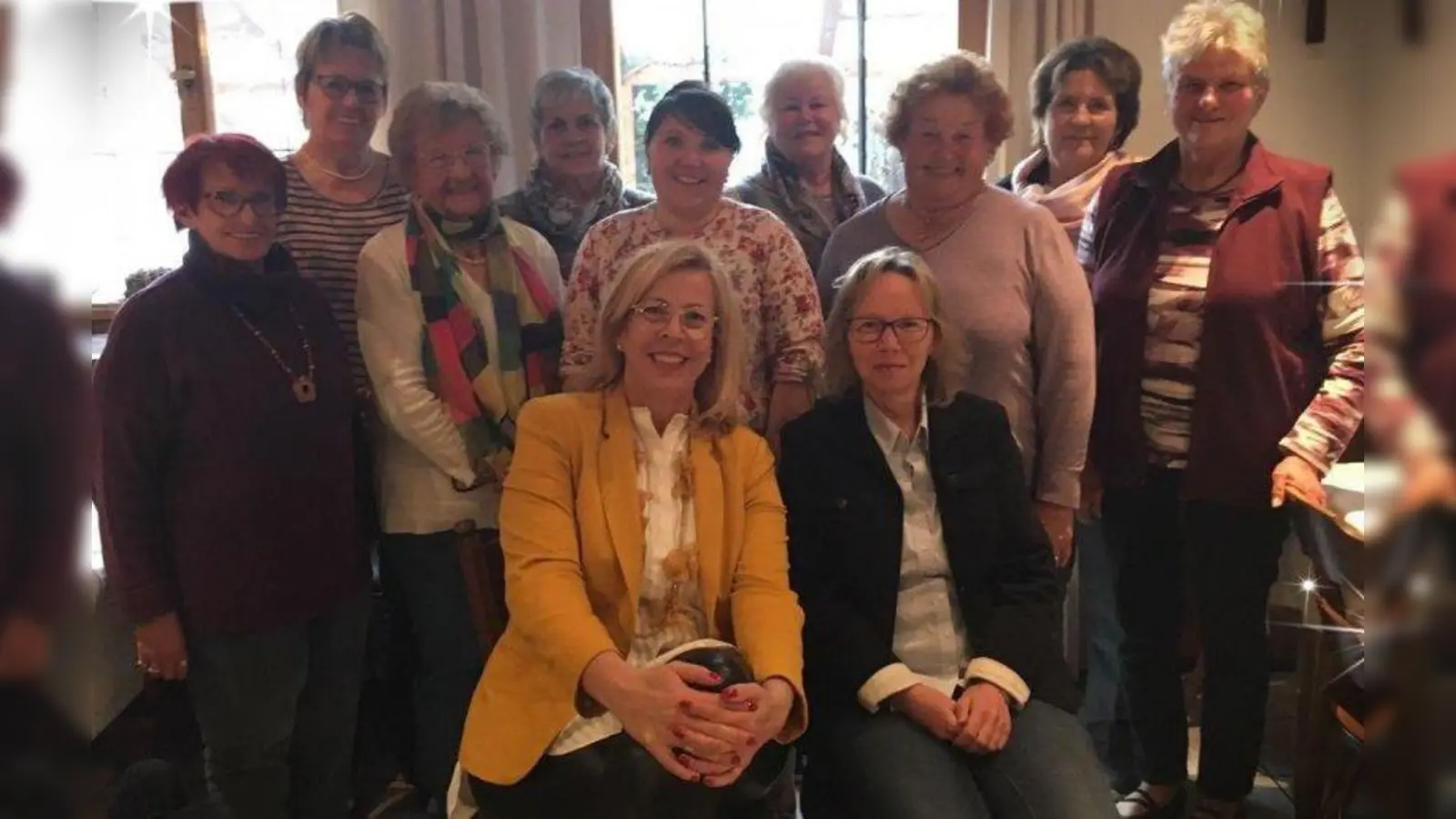 Der neu gewählte Vorstand der Frauen Union Peißenberg mit der Vorsitzenden Angie Eichberger (sitzend rechts) und ihrer Stellvertreterin Andrea Fischer (sitzend links). (Foto: Frauen Union Peißenberg)