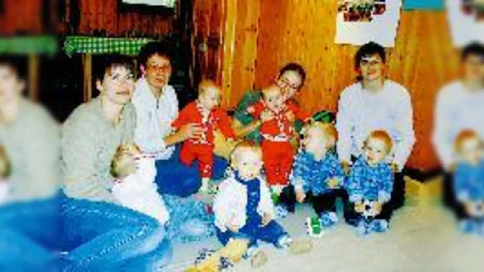 Stolz auf ihre Zwillinge (v. l.): Mami Heike mit Katinka und Viola; Oma Johanna, Mami Doris mit Cara und Anna; Mami Petra mit Markus und Benedikt.	 (Foto: ms)