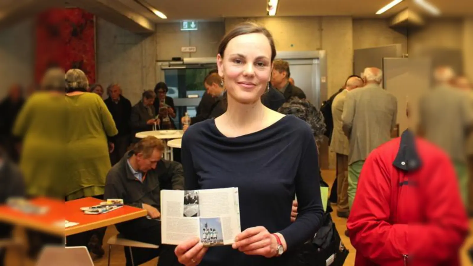 Dr. Karin Pohl, Historikerin und Autorin, stellte den KulturGeschichtspfad Milbertshofen/Am Hart im Kulturhaus Milbertshofen vor.	 (Fotos: ch)