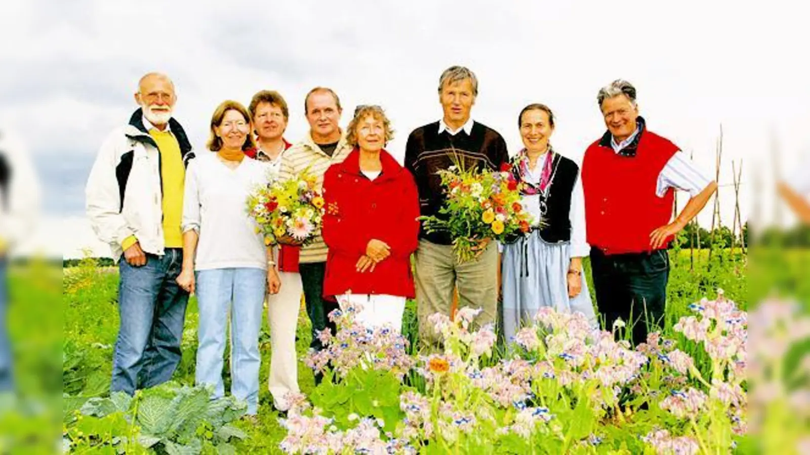Freuen sich über ein schönes 10-jähriges  (Foto: (v. l.) Hobbygärtner Max Artmann, Bund Naturschutz Vorsitzende Erna Pletschacher, Agenda-Sprecher Jörg Koppen, Josef Ertl, Monika Artmann, Agenda-Sprecher des AK Natur Eike Hagenguth, Gärtnerin Sonja)