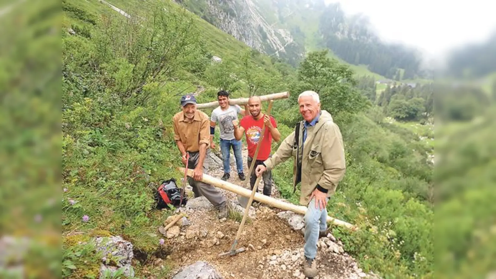 Wegearbeiten bei der Sektion Tutzing. Das Projekt »Alpen.Leben.Menschen« soll zur Integration von Flüchtlingen im bayerischen Alpenraum beitragen.  	 (Foto: DAV / Leonhard Geißler)
