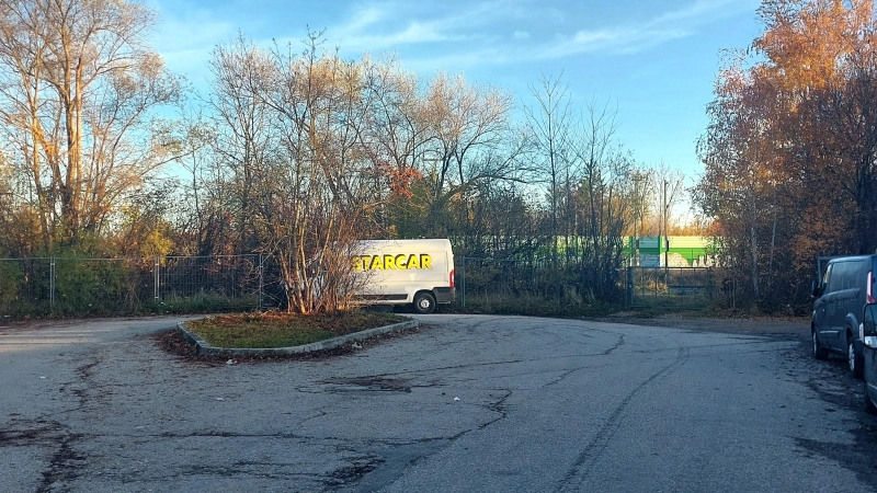 Bisher endet die Mauerseglerstraße in einer Sackgasse. Künftig soll sie über eine Brücke an den Rappenweg auf der anderen Seite der Bahngleise anschließen. (Foto: bas)