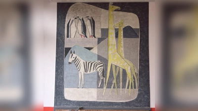 Den Tierpark Hellabrunn zeigt dieses auf Putz gemalte Bild in der Camerloher-Schule. (Foto: Peter Birett)