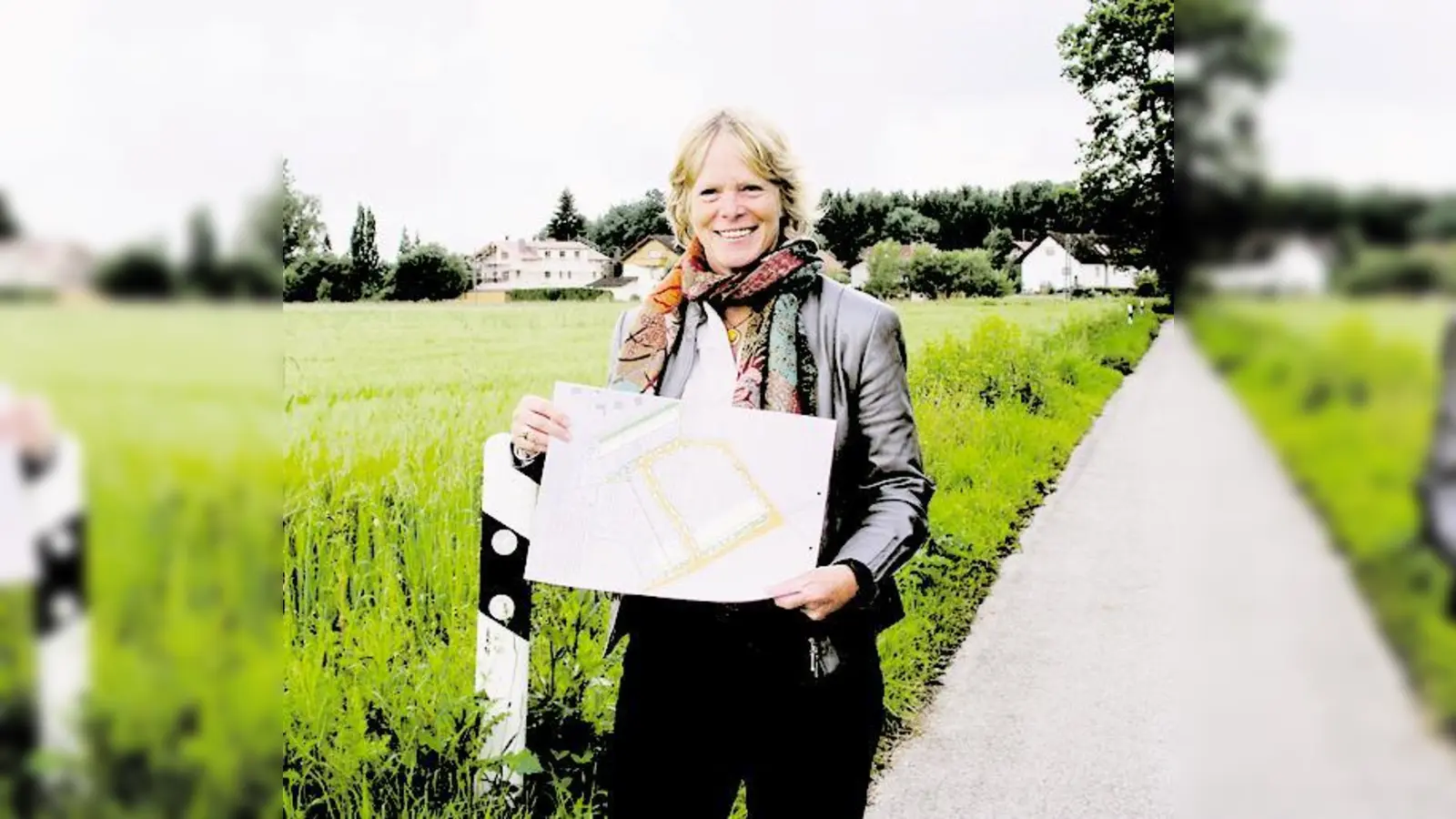 Bürgermeisterin Ursula Mayer präsentiert vor Ort den Plan für das »Gewerbegebiet Siegertsbrunn Nord«.   (Foto: Schwarz-Mehrens)